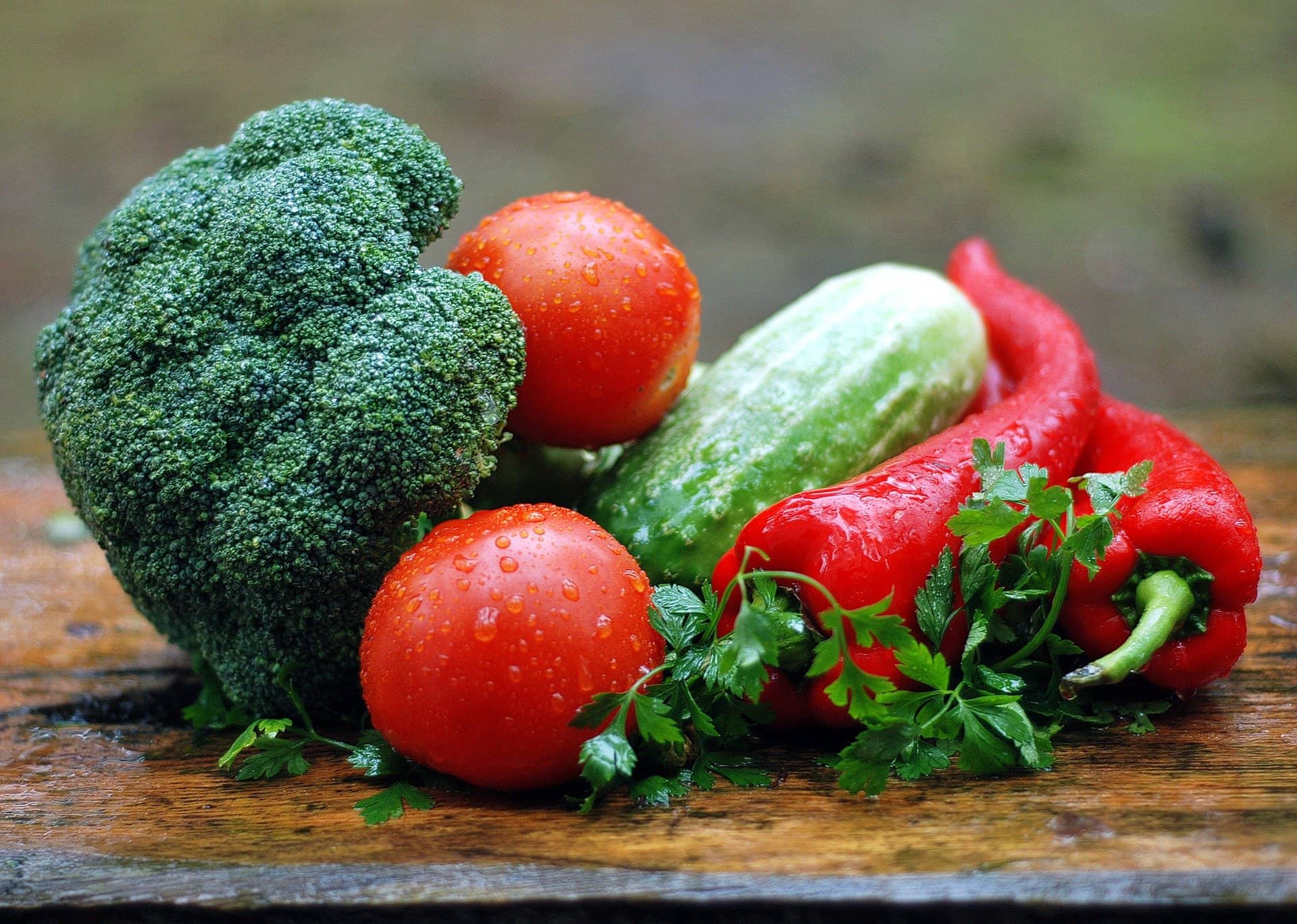 緑と赤の野菜がたくさん写った画像