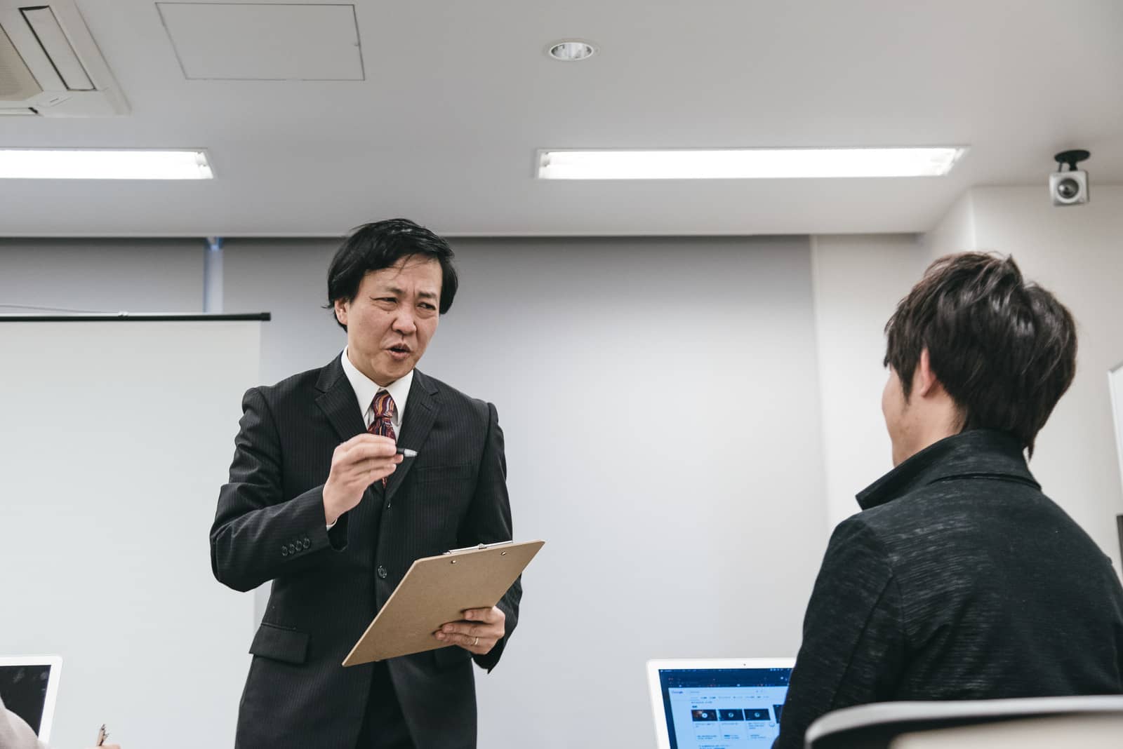 セミナー講師のおじさんと生徒の写っている画像
